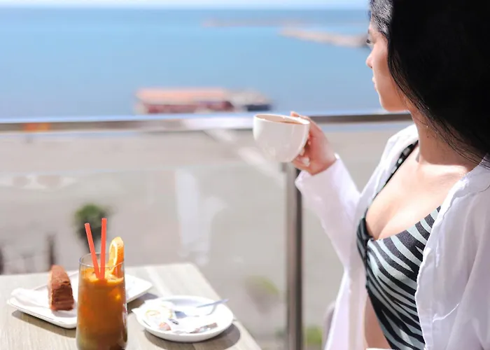 Hotel Frojd - Beach Front Resort