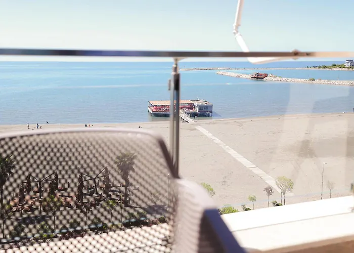 Hotel Frojd - Beach Front Resort